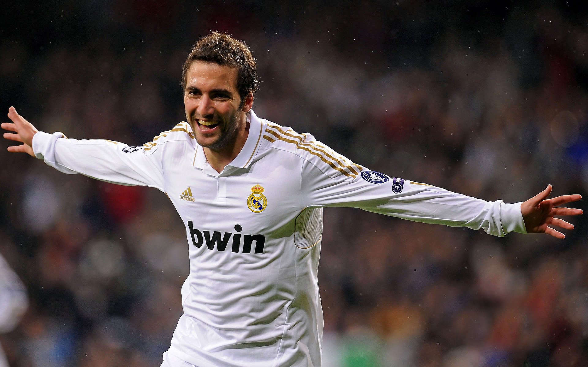 FB体育下载-足球比赛解说语言风格更加亲民化,足球比赛经典解说词